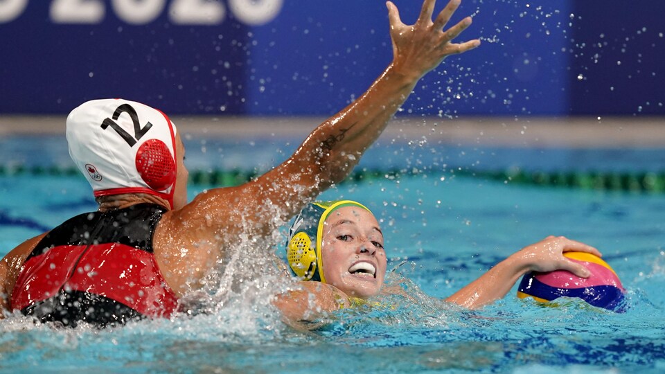 La poloïste canadienne s'interpose devant l'Australienne Abby Andrews, en possession du ballon.
