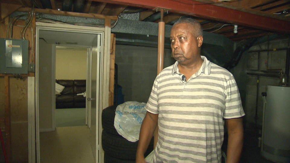 Abdullahi Alaia dans le sous-sol de son logement.