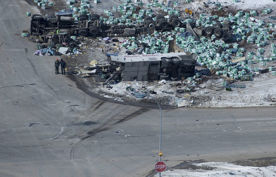 Vue aérienne de la scène de l'accident, montrant les carcasses des véhicules.