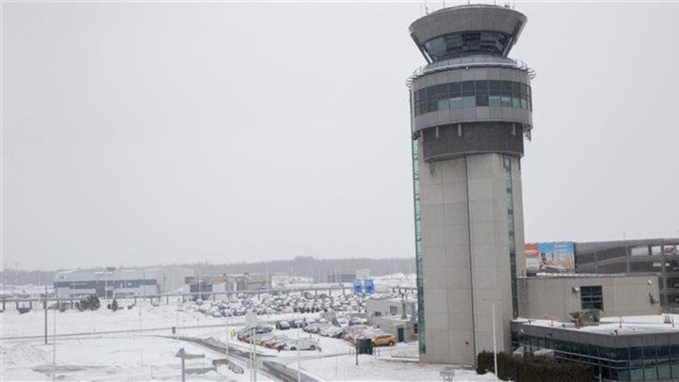 Tour de contrôle de l'Aéroport Jean-Lesage en hiver.  