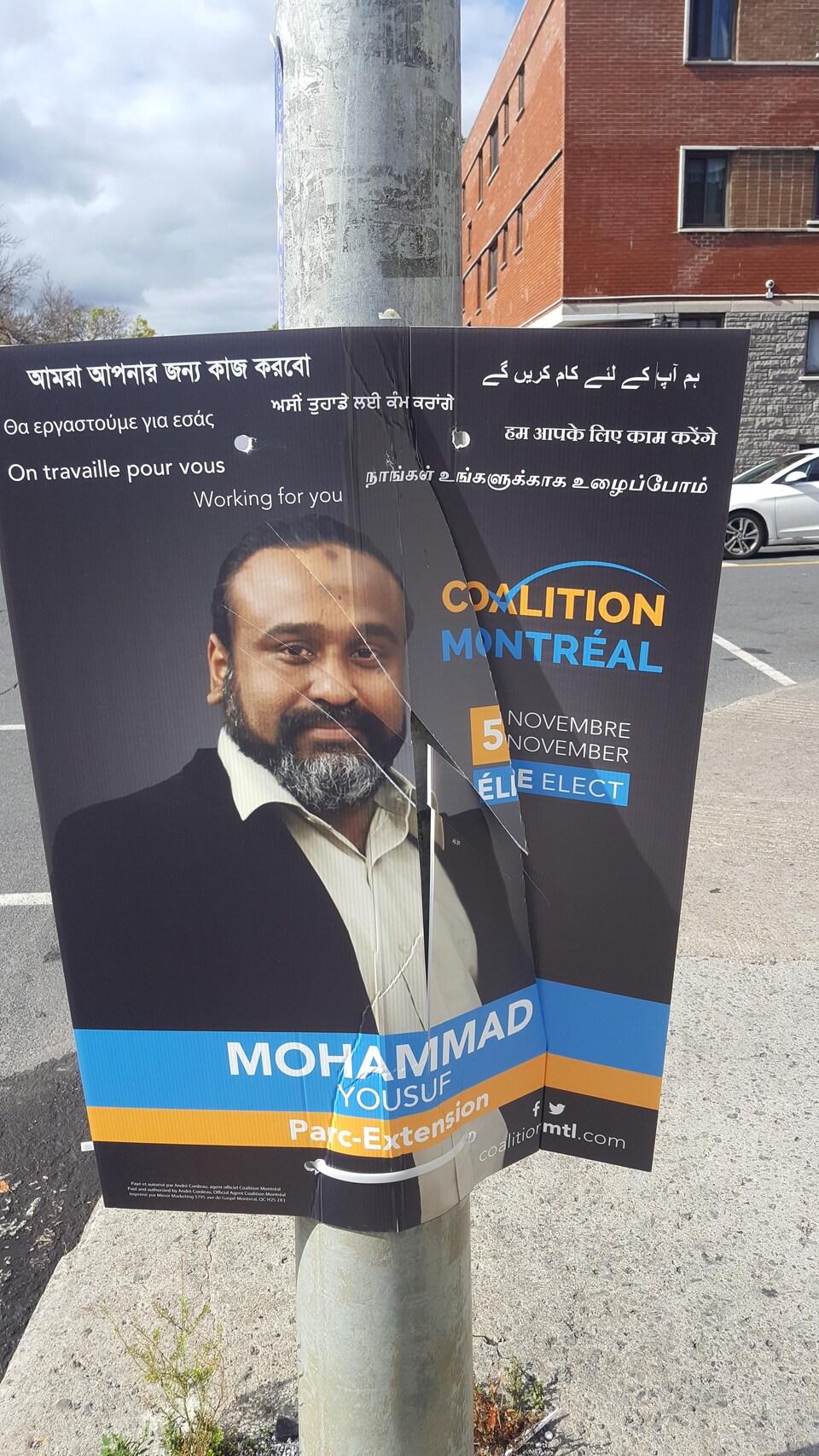 L'affiche vandalisée du candidat municipal Mohammad Yousuf, dans Parc-Extension, qui a été déchirée.