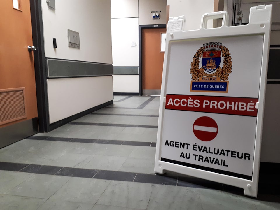 Une pancarte annonçant une interdiction d'entrer dans un local d'un poste de police à Québec en raison d'un examen d'un agent évaluateur relativement à la détection de drogues.