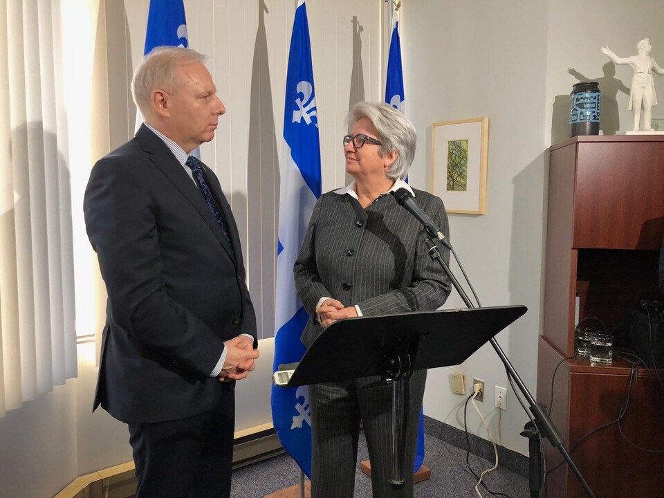 Le chef du Parti québécois, Jean-François Lisée, et la députée  Agnès Maltais lors d’un point de presse dans le bureau de la circonscription de Taschereau.