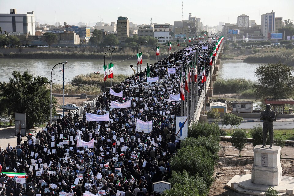Des gens défilent sur un pont à Ahvaz.