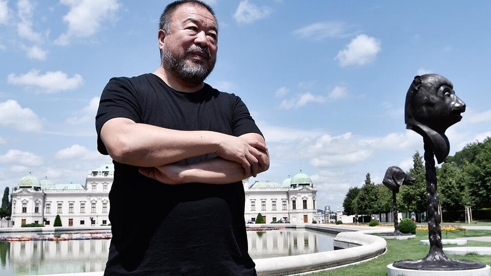 L'artiste Ai Weiwei pose devant ses installations « F Lotus » et « Circle of Animals/Zodiac Heads » à Vienne