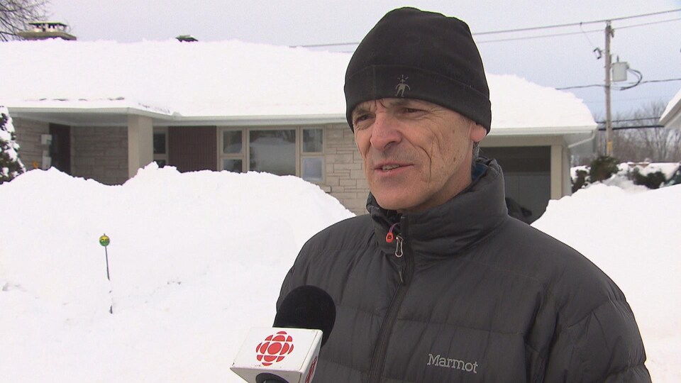 L'inspecteur en bâtiment agréé Alain Proteau, interviewé dans une rue enneigée de Trois-Rivières