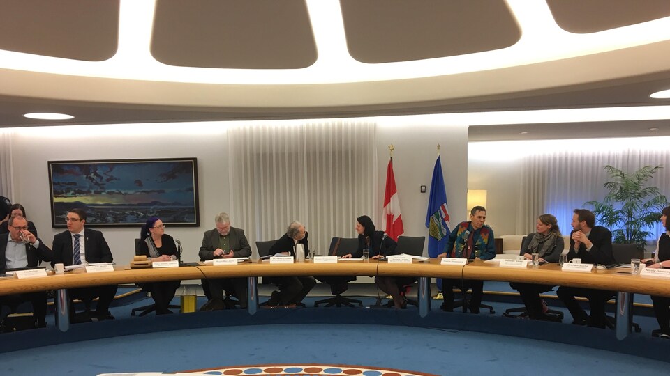 Le panel ministériel sur les services à l'enfance de l'Alberta