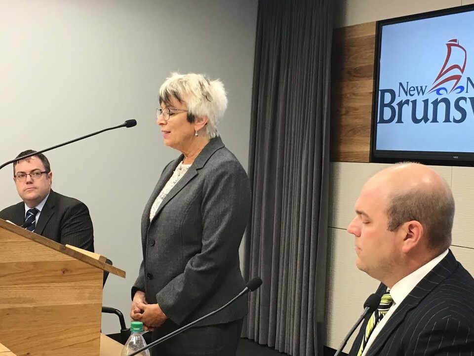 La ministre Cathy Rogers donne une conférence de presse en compagnie du ministre Bourque et du PDG Harriman.