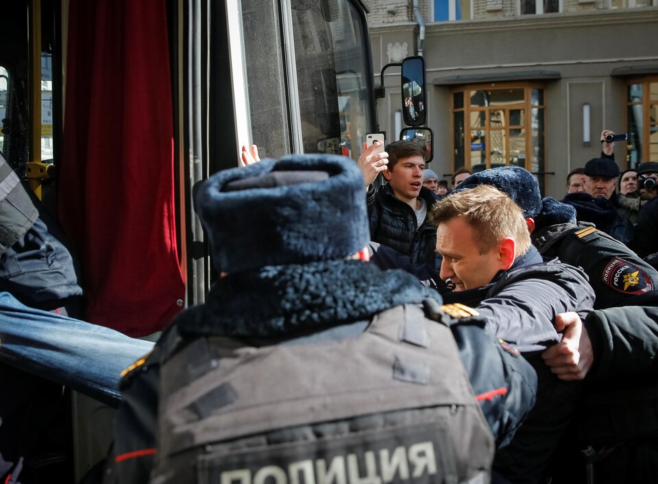 La police procède à l'arrestation d'Alexeï Navalny au cours d'une manifestation anticorruption, en mars 2017.