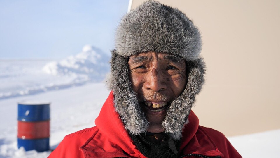 Allan Elatiak sourit à la caméra