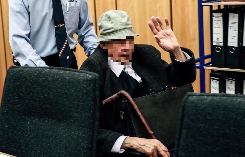 L'ex-garde d'un camp de concentration de 94 ans dans un fauteuil roulant.