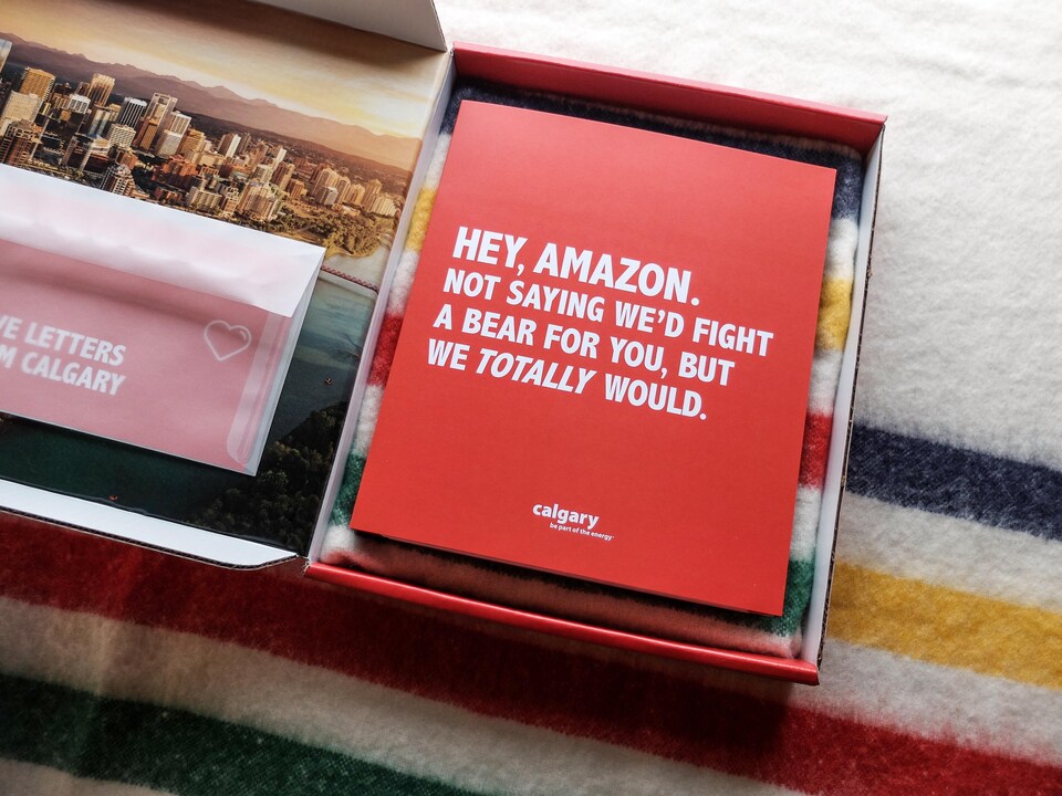 La campagne publicitaire de la ville de Calgary utilise le message: « Hey, Amazon. Nous ne disons pas que nous combattrions un ours pour vous… mais oui, nous le ferions au besoin ».