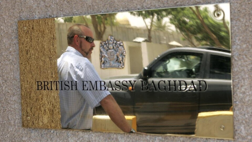 Un agent de sécurité est posté devant l'ambassade de Grande-Bretagne.