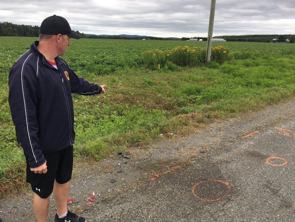 Martin Pelletier montre le lieu de la sortie de route qui a coûté la vie à fille de 14 ans, sur chemin Labrie à Saint-Quentin.