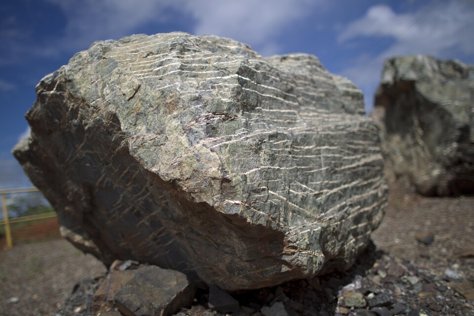 Un rocher dans une mine d'amiante.