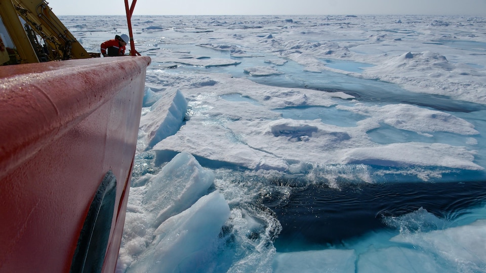 Une partie du navire à travers des eaux glacées
