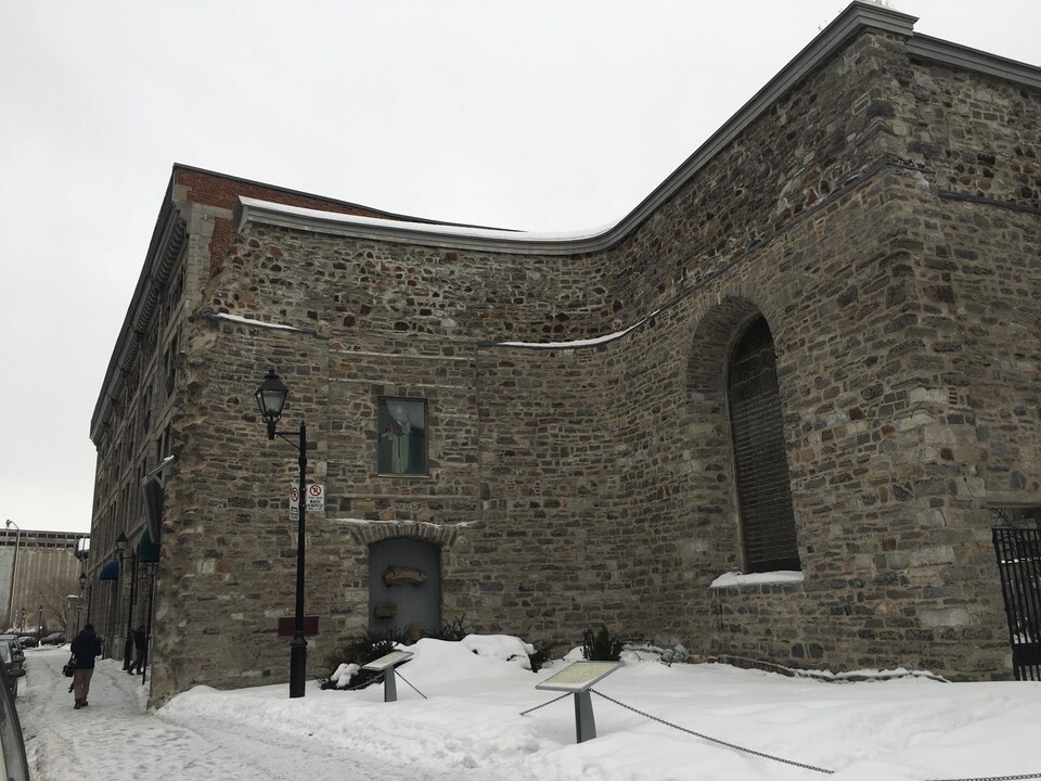 Le bâtiment, vu de l'extérieur.