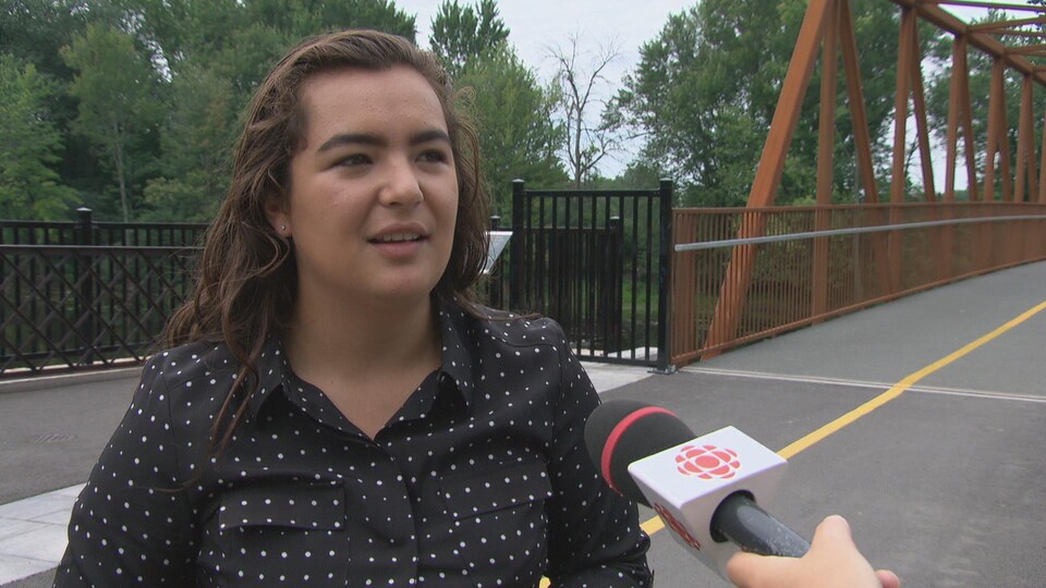 Une jeune autochtone en entrevue à Radio-Canada