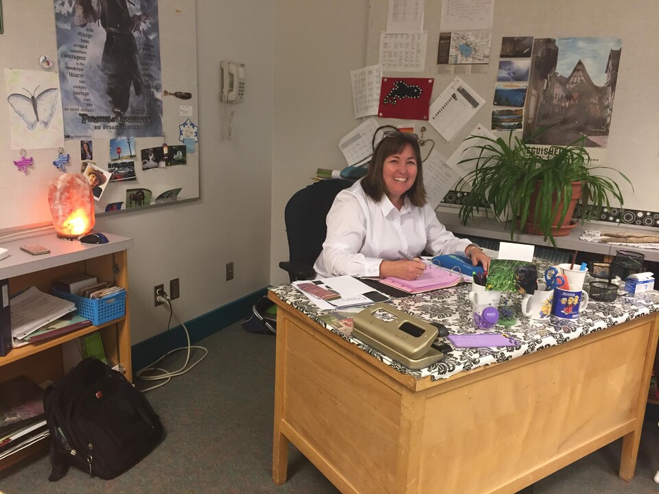 Annie Bouchard, enseignante à l'École secondaire W.L Seaton de Vernon, en Colombie-Britannique, prépare ses cours, assise à son bureau dans sa salle de classe.