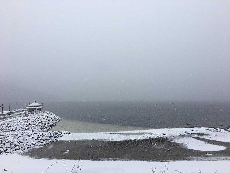 Il neige sur la marina de L'Anse-Saint-Jean. 
