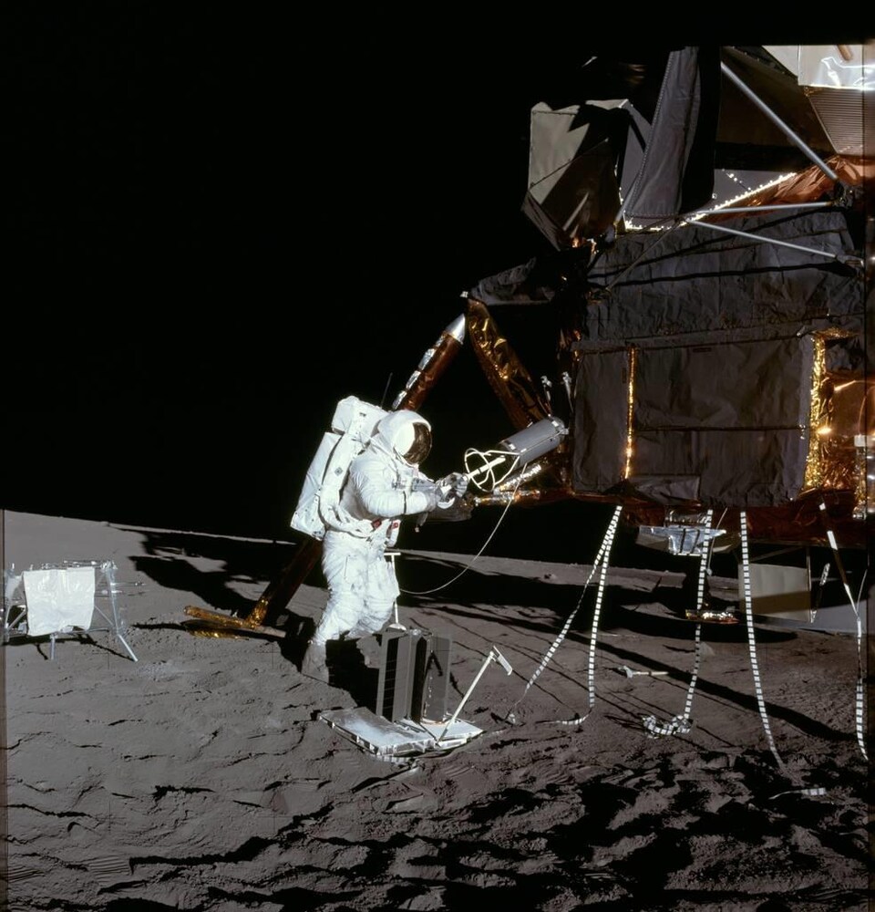 Un astronaute à la surface de la Lune.