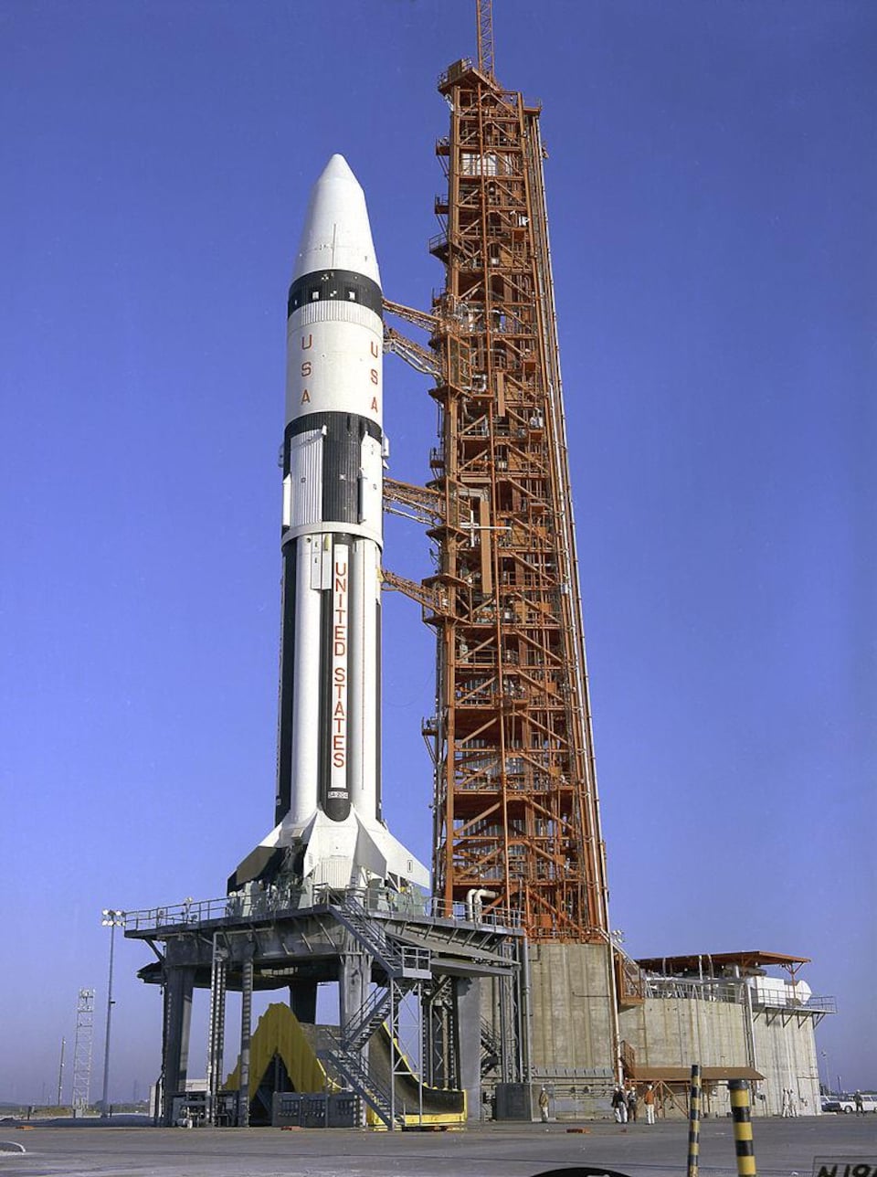 La fusée Saturn sur le site de lancement de la mission Apollo 5.