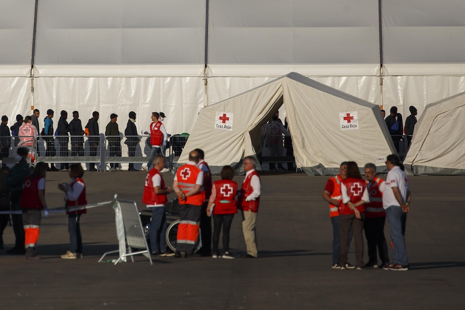 La Croix-Rouge attendait les migrants dans le port de Valence dimanche matin. 