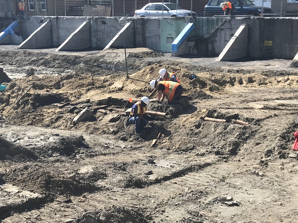Des archéologues sont en place sur le site de l'ancien poste de la Reine durant les travaux d'excavation.