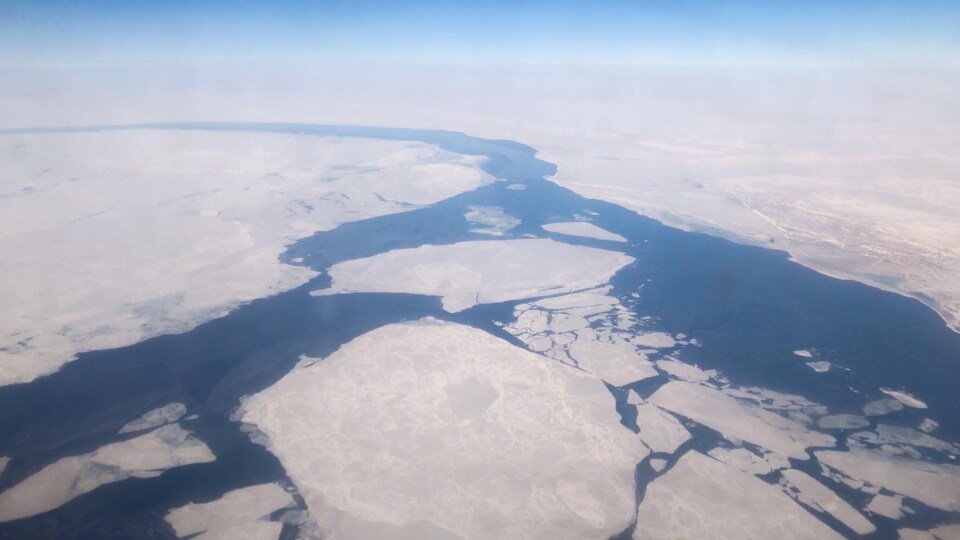 Un passage se forme à travers les glaces. 