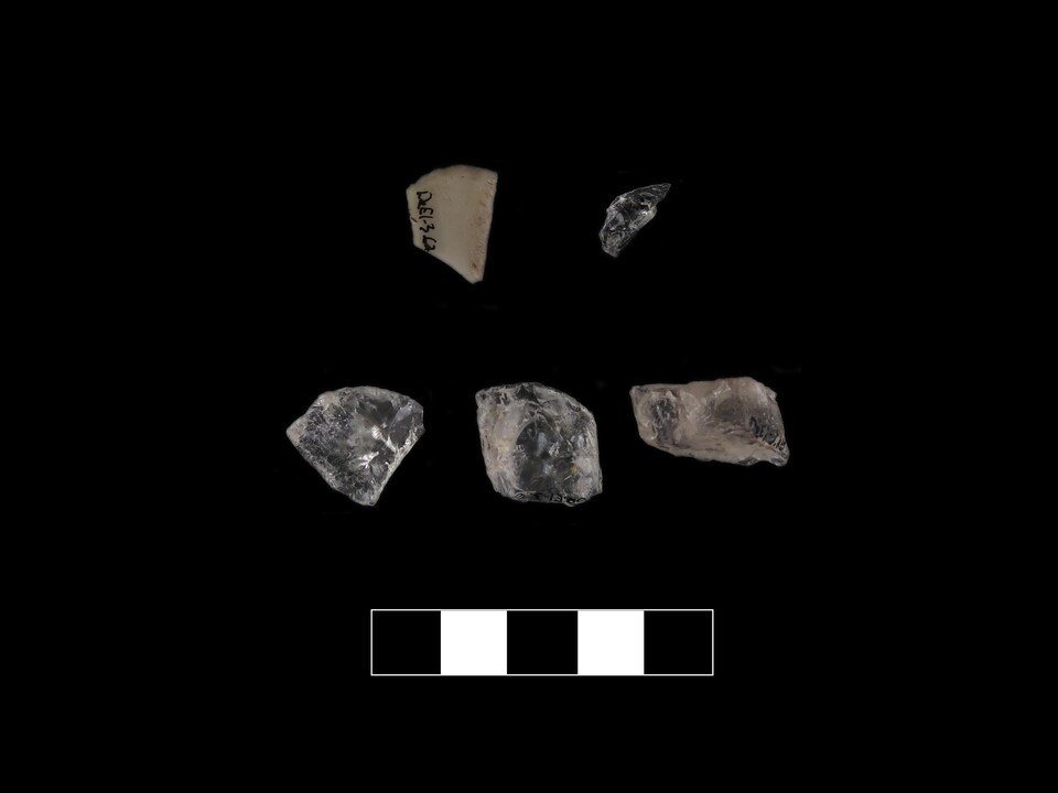Ensemble d’outils en pierre provenant du territoire ancestral de la Première Nation des Innus d'Essipit, dont certains ont pu être datés à environ 1800 ans avant aujourd’hui. La matière translucide est un cristal de quartz aussi connu comme quartz hyalin.