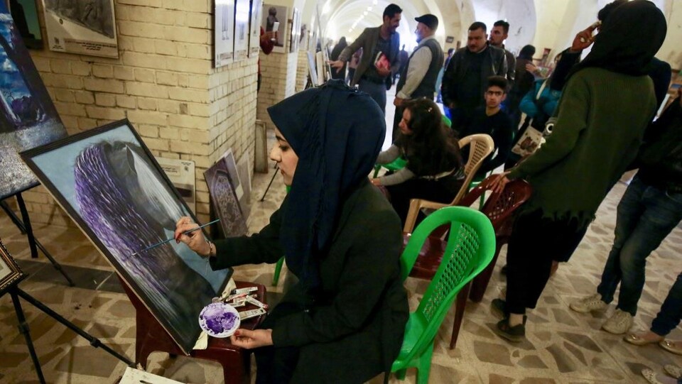 Une image d'une Irakienne qui peint un portrait dans la capitale Bagdad.
