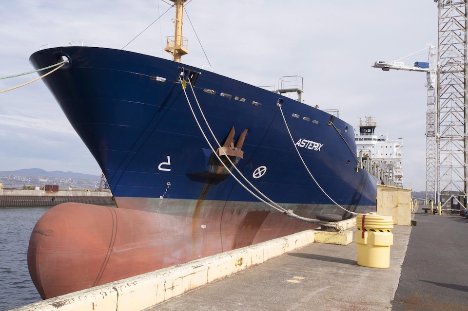 Une photo montre le porte-conteneurs Astérix au chantier naval Davie avant
sa conversion  