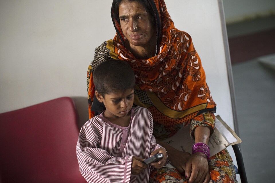 Mumtaz Bibi, défigurée par l'acide, attend avec son fils à l'hôpital de Rawalpindi.