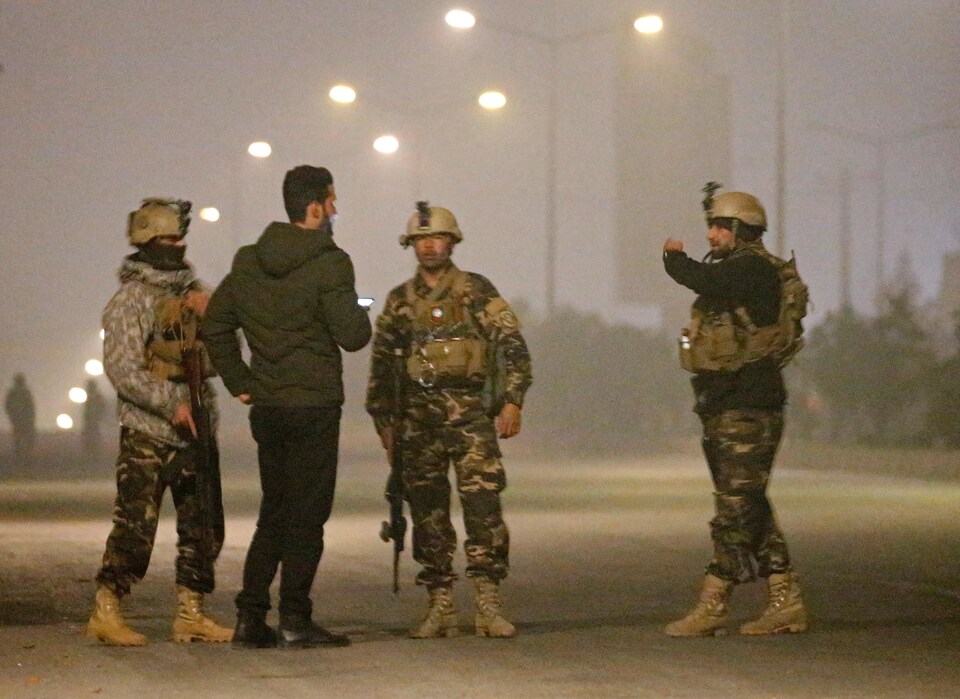 Les forces de sécurité afghanes surveillent les lieux de l'attaque, le 20 janvier 2018.