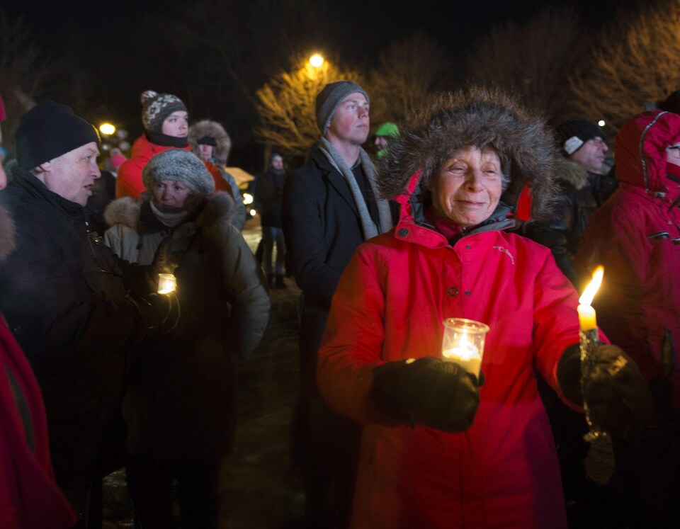 Des citoyens tenaient des chandelles pour rendre hommage aux victimes.