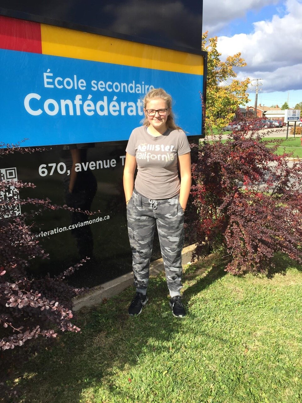 Aubrey devant le panneau de l'école à Welland