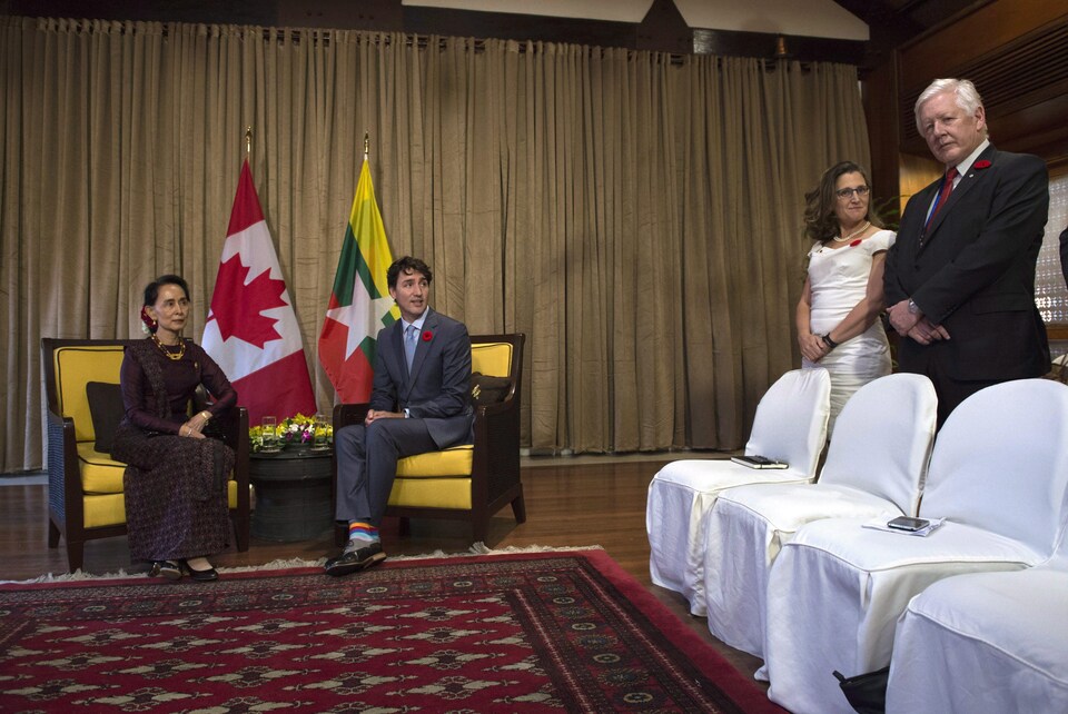 La dirigeante du Myanmar Aung San Suu Kyi et le premier ministre Trudeau assis côte à côte.