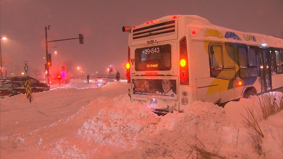 Un autobus de la STM embourbé dans la neige à Montréal