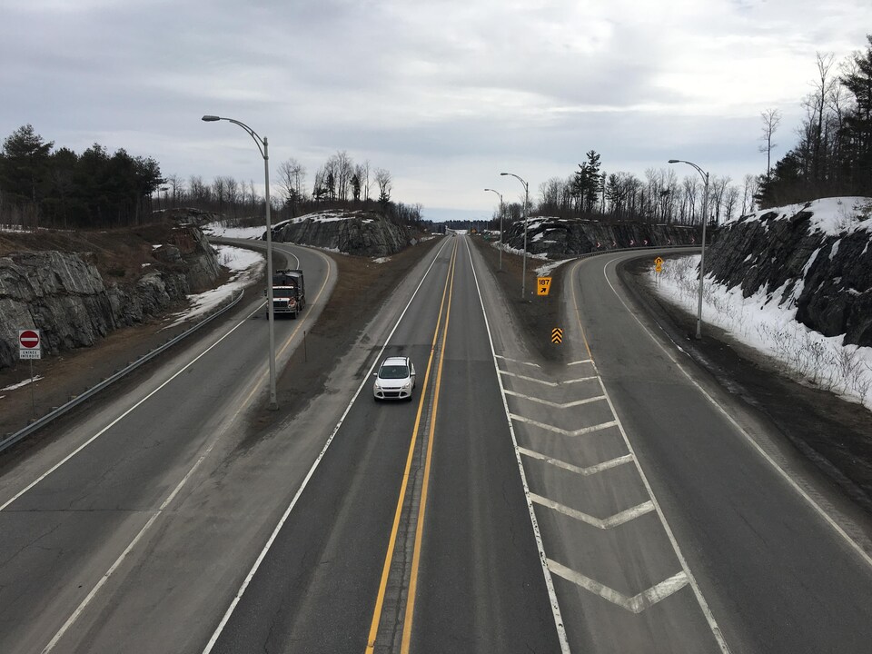 La photo prise d'un viaduc montre les deux directions de l'autoroute (est et ouest) et les bretelles de sortie et d'accès.