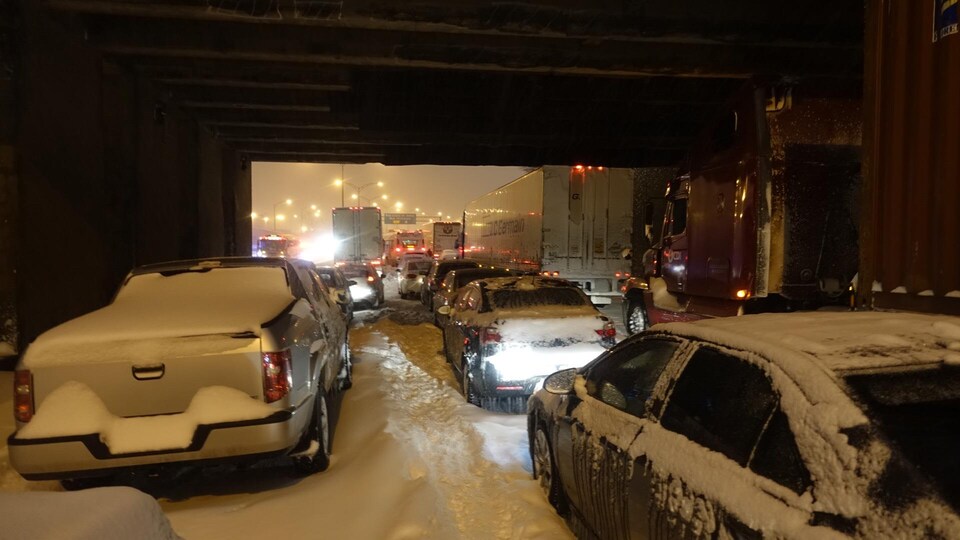 D'énormes bouchons ont paralysé plusieurs autoroutes du Québec, mardi soir.