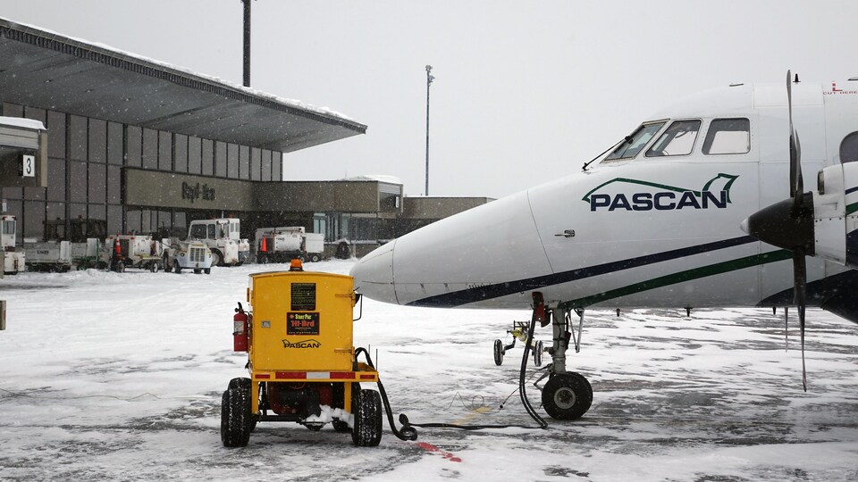 Un avion de Pascan à l'aéroport de Sept-Îles
