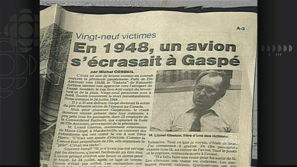 On voit une page de journal qui décrit la tragédie aérienne survenue en 1948 dans le parc Forillon en Gaspésie. 