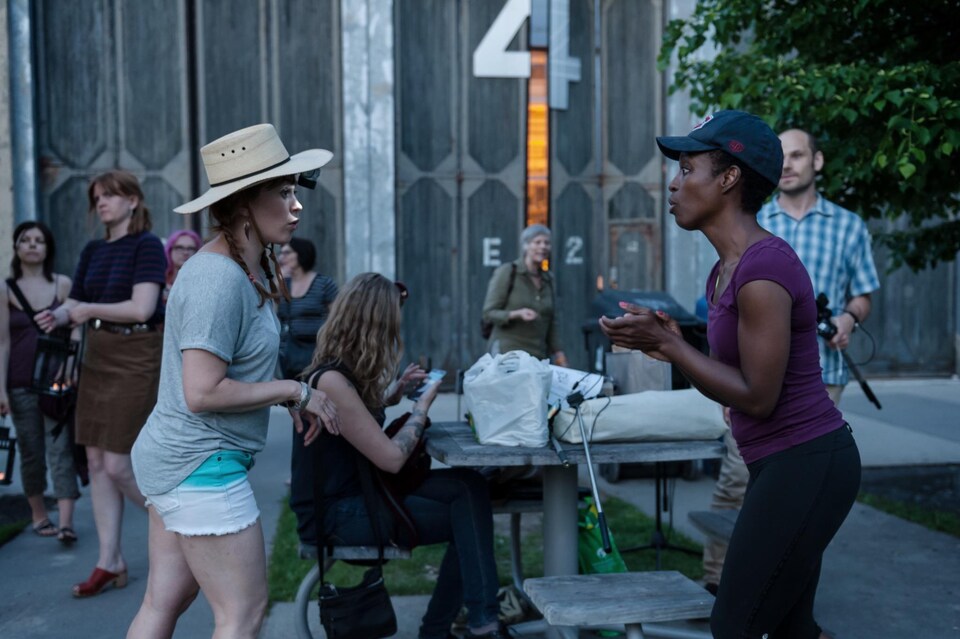 Deux actrices en extérieur se regardent.