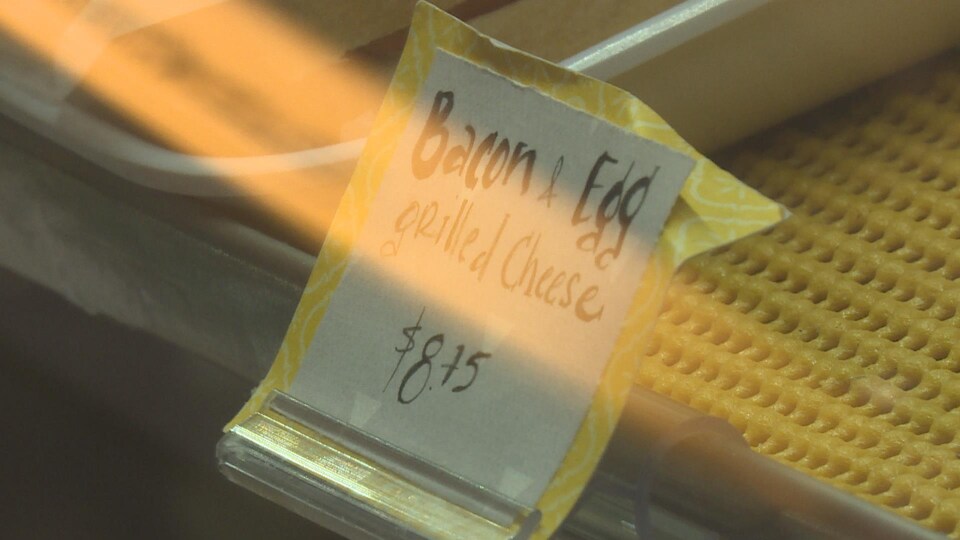 Une étiquette indiquant un prix dans la vitrine d'un café à Edmonton.