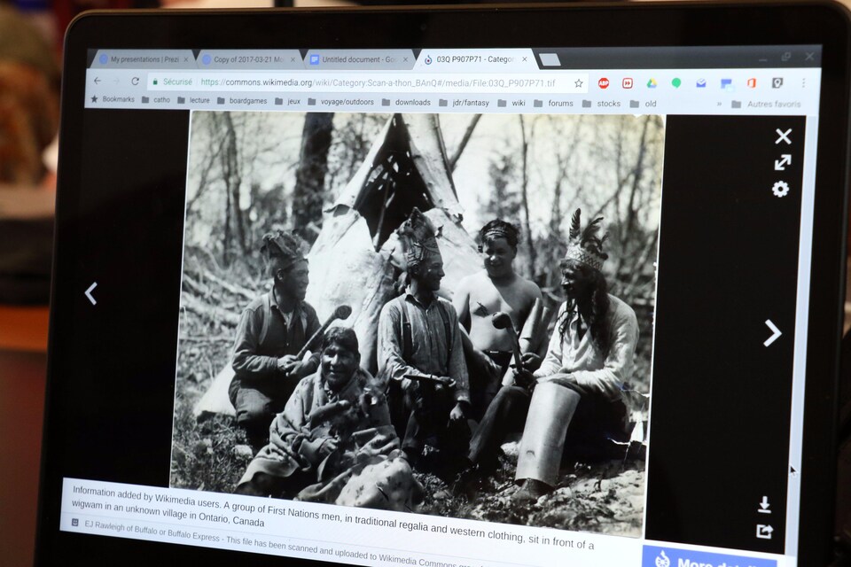 Photographie de membres d'une nation inconnue de l'Ontario présentée sur l'écran d'un ordinateur portable.