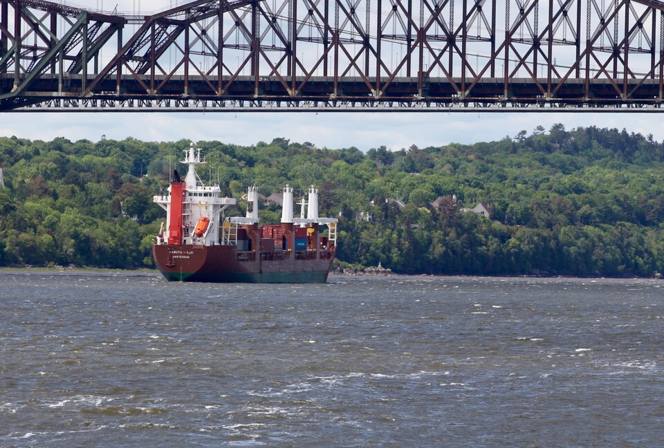Un navire sous le pont de Québec