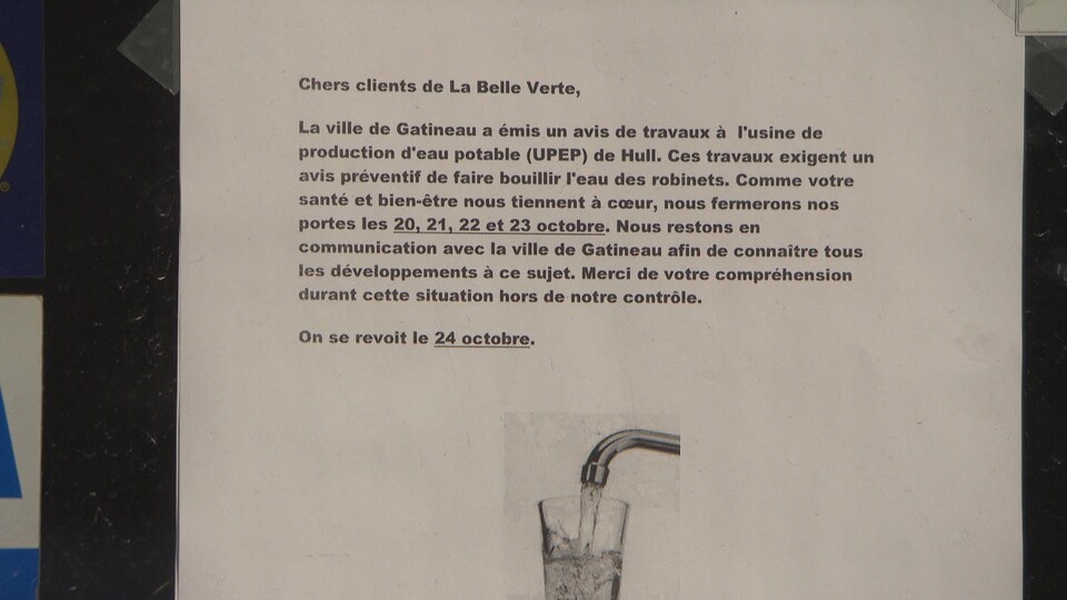 Une affiche qui indique que le restaurant La belle verte est fermé en raison de l'avis de faire bouilllir l'eau.