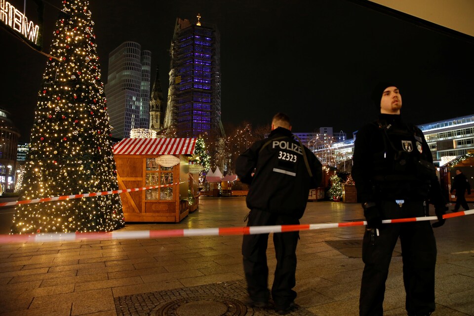 Des policiers établissent un périmètre de sécurité sur les lieux de l'attaque qui a coûté la vie à au moins 12 personnes, à Berlin, en Allemagne.