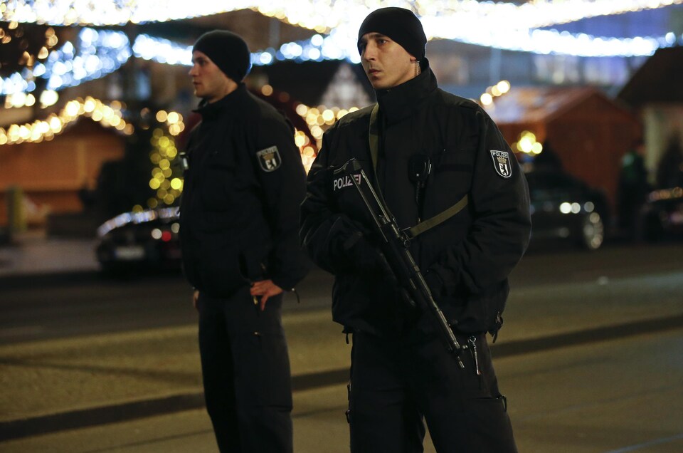 Des policiers montent la garde.