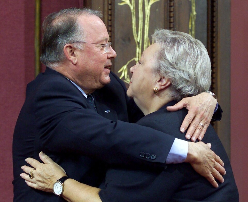 Étreinte entre Bernard Landry et Lise Payette à l'Assemblée nationale